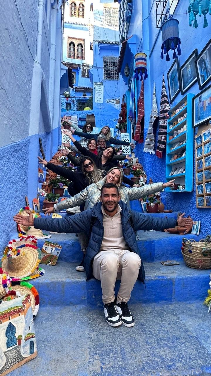 Grupo de viajeros felices en Chefchaouen con Marruecos Privado
